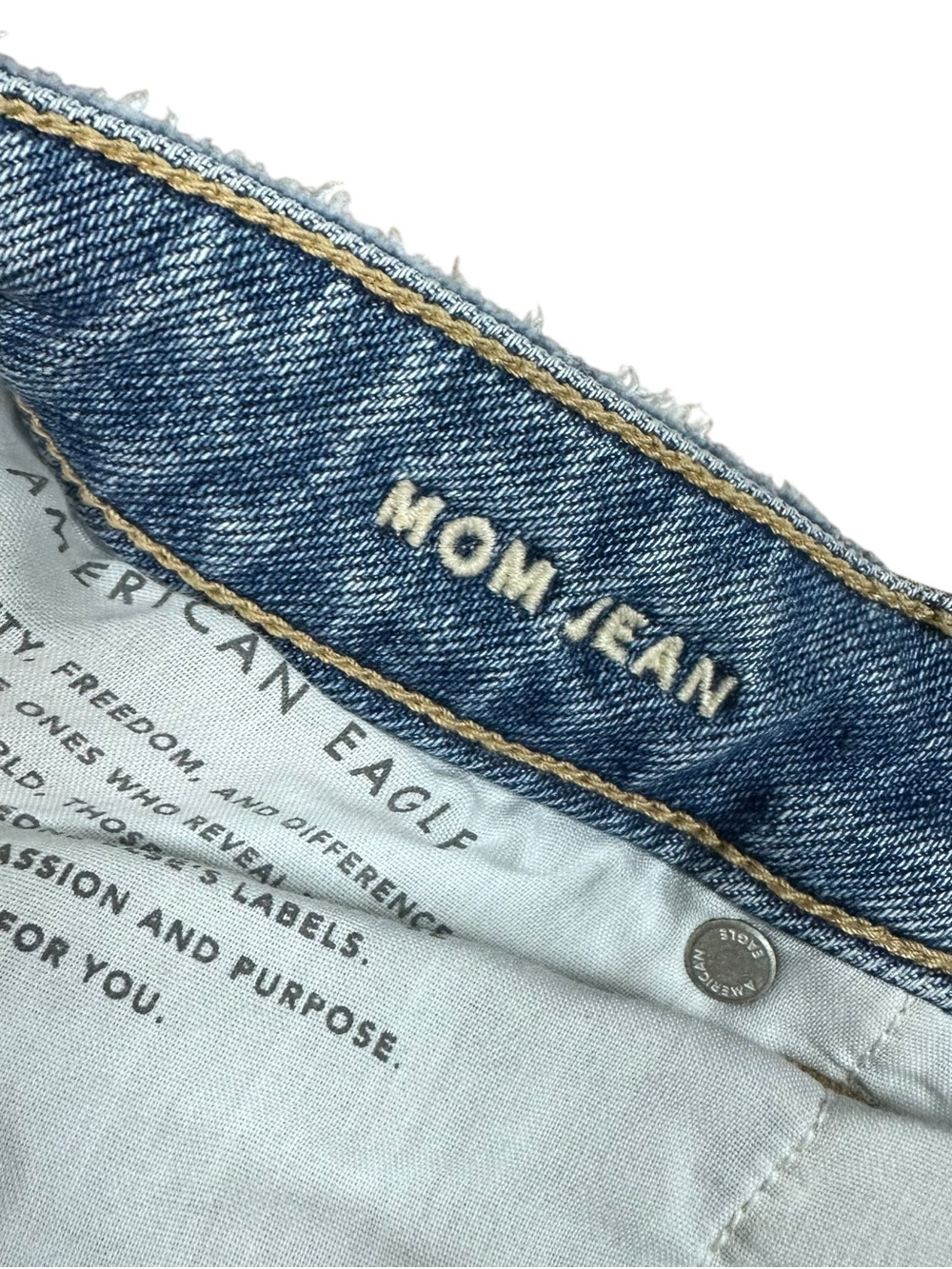 American Eagle Mom Jeans High Rise Light Blue Distressed Women's  6 NWT - Picture 4 of 7